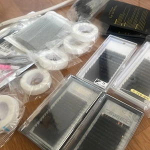 Kit för ögonfransförlängning med tillbehör - Ett komplett kit för ögonfransförlängning med flera askar fransar i olika längder och böj, vita ringar för lim, pincetter och borstar. Perfekt för dig som vill fixa fransarna hemma eller jobbar som fransstylist.