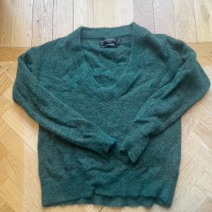Grön stickad tröja från Never Denim - Jättegosig stickad tröja från Never denim. Använt den en gång så den är i mycket bra skick, skriv för mer info🍀