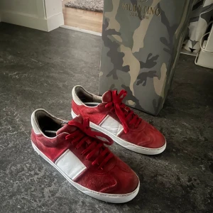 Valentino flycrew  - Valentino flycrew  skick 6/10 Dem är helt till bara. Sköna daily skor eller för den som vill sticka ut lite extra skon har en lagning vid hälen släppt lite men inget som töjs ut. 9 nitar av 22 kvar skorna är lite sletna under Pris 1900