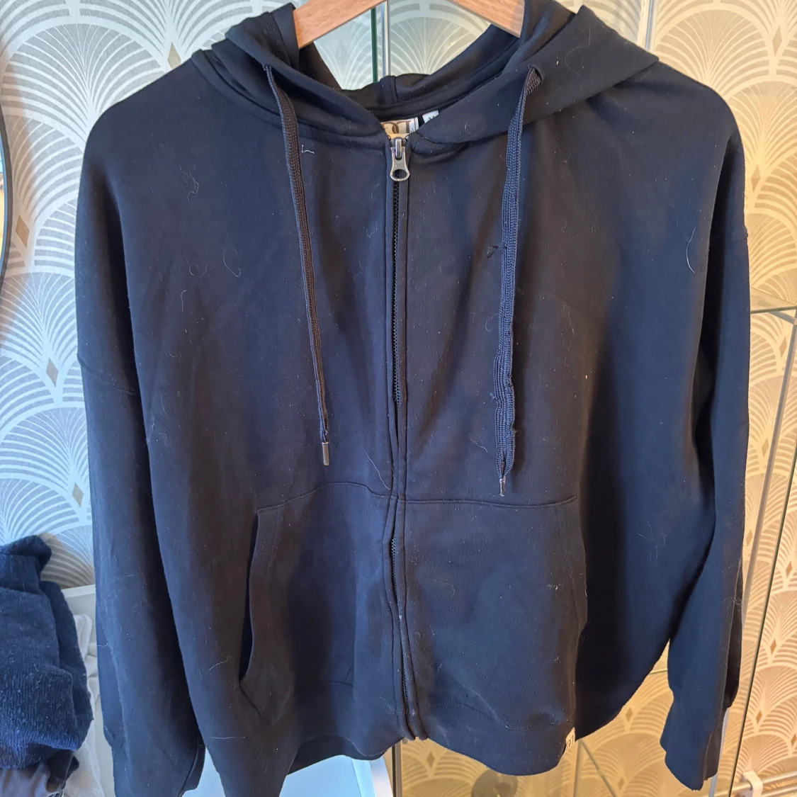 Svart hoodie med dragkedja - 1