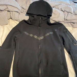Svart Nike tech fleece - Säljer en svart Nike tech fleece.super bra skick! Hör av er vid funderingar och pris.