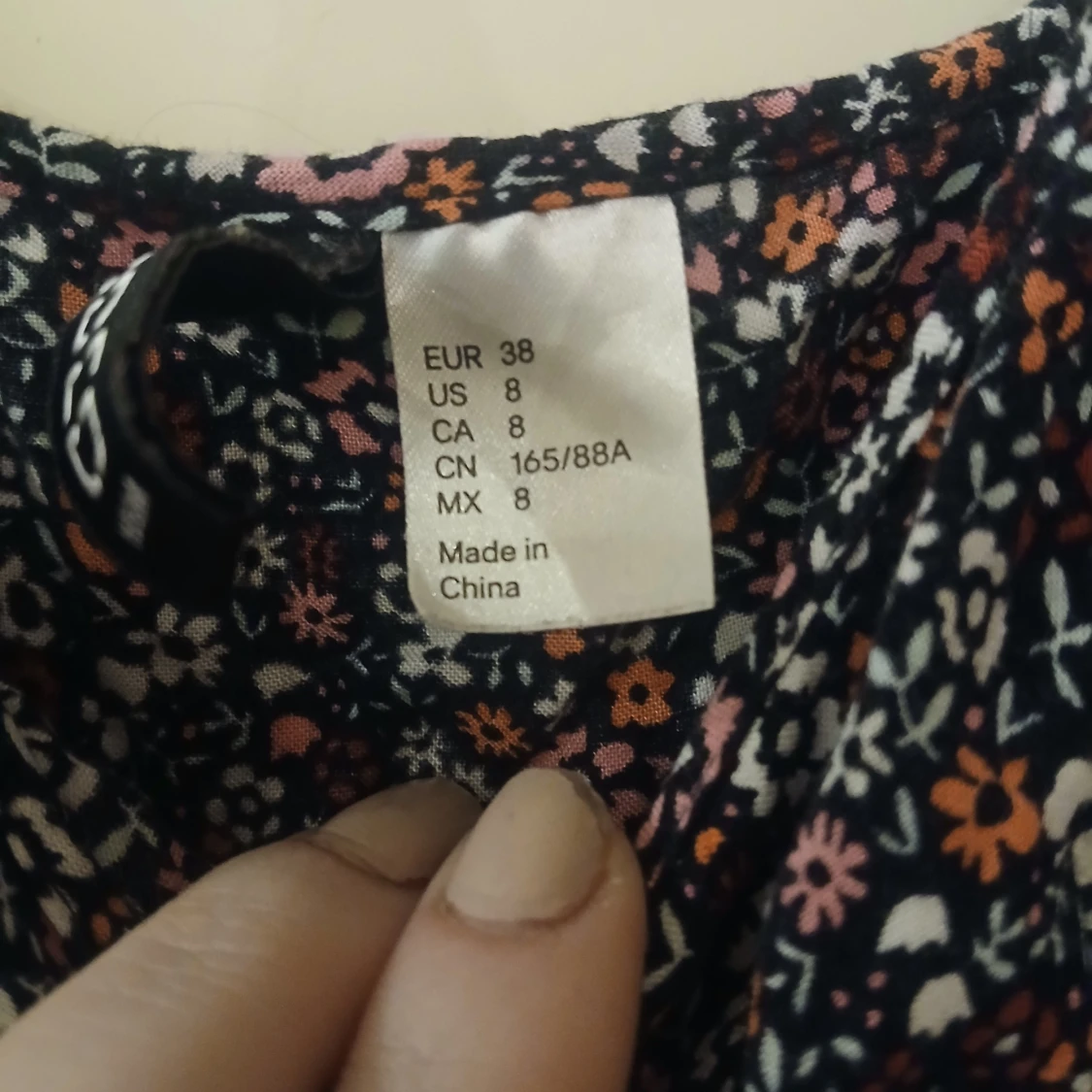 Blommig sommarklänning med smala axelband - 1