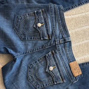 Low waist bootcut True religion - Så snygga och trendiga True Religon jeans, storlek 30 men passar mig som har S-M midjemått: 40,5 cm total benlängd: 107cm innerben: 84cm