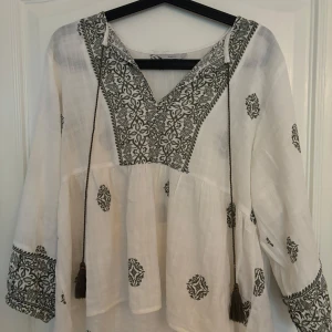 Sommar blus  - Sommar blus från Only! Identiskt till den som Zara brukade sälja, använd 1 gång och säljer då färgen inte riktigt passar mig. Skriv för fler bilder eller om du har några funderingar! 