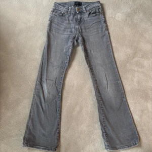 Grå jeansbyxor från ONLY X YOU - Grå lågmidjade jeans, storlek 28/xxs