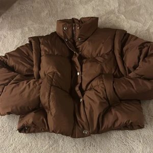 Röd Brun pufferjacka från Gina Tricot - Säljer en röd brun pufferjacka från Gina Tricot i storlek XS. Jackan har hög krage, tryckknappar och dragkedja framtill. Säljer den då den inte kommer till användning priset kan diskuteras💗