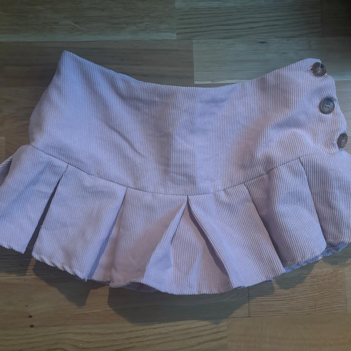 Ljusrosa manchesterkjol med knappar