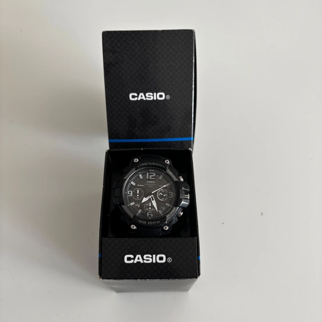 Svart analog digital klocka från Casio - 1