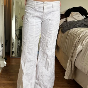Vita vida jeans  - Säljer ett par vita jeans från OBLYO med bootcut passform. Byxorna har låg midja, klassisk dragkedja och knapp framtill. Dessa jeans är så snygga och coola! Köpte på en loppis på Mariatorget i Stockholm! Men har aldrig fått tillfälle att använda de! Är för en person som är lite kortare, jag är 164 cm och de är precis långa nog enligt mig, nästan att de är lite för korta!😍