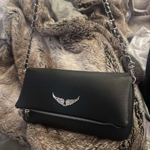Zadig & Voltaire svart väska - Säljer väskan då den inte kommer till användning, dustbagen ingår:)