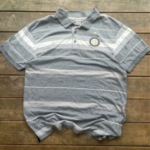 Nike Inter Milan piké  - Riktigt fet vintage nike Inter Milan piké. Storlek XL skulle säga att den kan passa en L. Mycket bra skick 10/10. Pris är något förhandlingsbart 👍