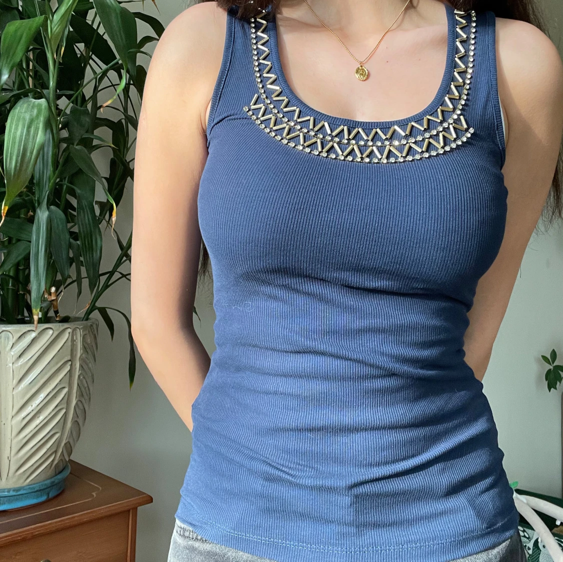 Mörkblå ribbad linnetopp med guld halsringning - 2