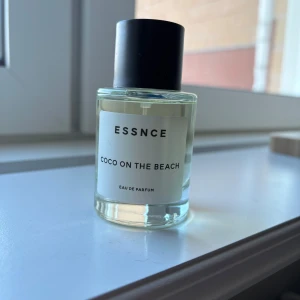 Coco On The Beach Eau de Parfum från Essnce - Coco som The Beach från Essnce. Perfekt för dig som gillar fräscha och somriga dofter. Knappt använd, säljer då doften inte passar mig. 