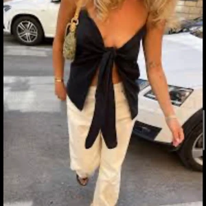 Tie tand top  - En svart tie tank top från Djerf avenue. Använd cirka 3 gånger så den är i fint skick 