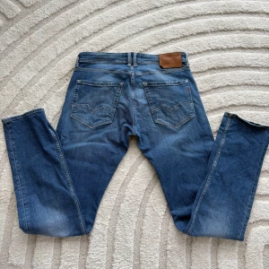 Replay Jeans - Schyssta replay rocco i storleken 31/34, hör av er för mer bilder eller andra funderingar.