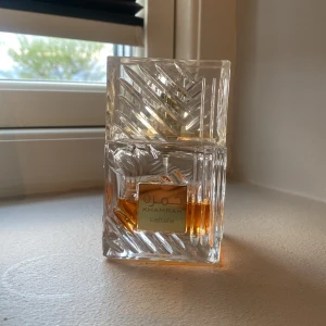 Khamrah parfym från Lattafa - Khamrah parfym från Lattafa i en lyxig, transparent glasflaska med geometriskt mönster och guldiga detaljer. Doften är populär och flaskan har en modern, stilren design som passar perfekt på parfymhyllan. Priset kan diskuteras vid snabba köp