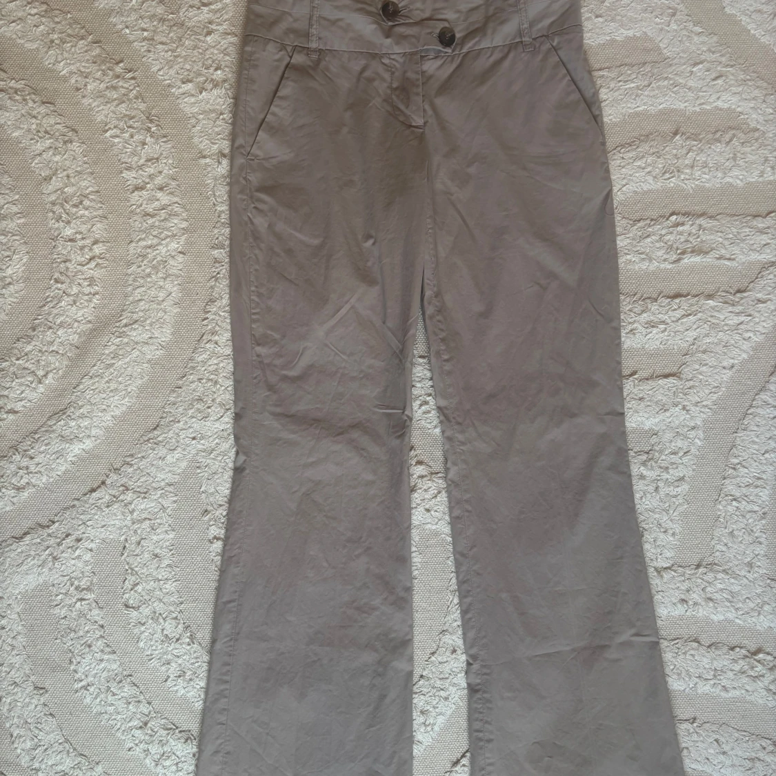 Lågmidjade beiga bootcut byxor med knappar - 2