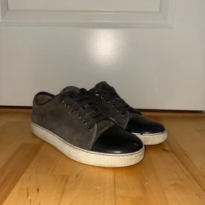 Gråa lanvins - Tja, säljer nu min brors gamla lanvins skor i storlek 41. Skorna är i bra skick lite sönder på framsidan men de blir dom efter ett litet tag ändå. Box och dustbag ingår tyvärr int då han inte har kvar dom. Skriv om ni har övriga frågor eller funderingar!