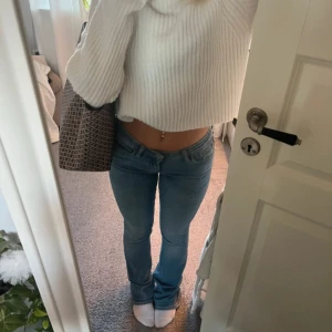 Ljusblå bootcut jeans - Säljer ett par ljusblå jeans med bootcut-modell och låg midja. Jeansen är i ett mjukt denimtyg. Perfekta för vardags eller om man vill klä upp dem lite! Säljer på grund av att dem inte kommer till användning💗 säljer för 190 men köpt för 400kr!