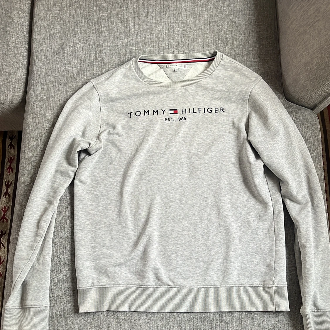 Ljusgrå sweatshirt från Tommy Hilfiger