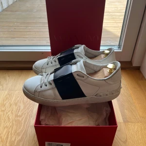 💫Valentino Open sneakers💫 - Hej! Säljer nu mina Valentino open sneakers men en mörkblå/navy rand. Skorna är i storlek 42,5 men passar upp till 43,5. Skorna är använda men i bra skick, se bilder. Box medföljer. Hör av er vid frågor eller funderingar🙌💫👌🏼🤩