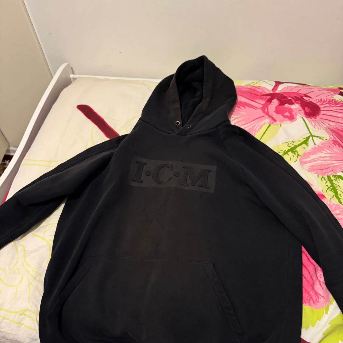 Svart hoodie från ICM