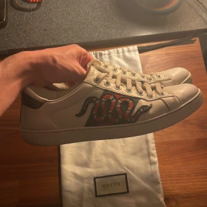 Gucci Skor - Säljer dessa Gucci skor i bra skick, dustbag medföljer, Liten defekt på baksidan (bild4) och använda skor. Innersulan är slängd 👍 hör av er vid frågor.