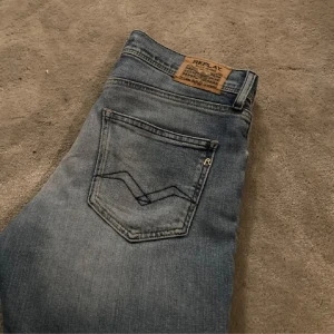 Replay Jeans - Replay jeans i modell wallys dom är i storlek 166cm fint skick.