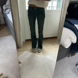 Gröna jeans från Massimo Dutti - Säljer ett par gråna jeans från Massimo Dutti, storlek ca 36. Sitter snyggt och är i fint skick. Jag är 169 cm lång, och på bilderna är mitt innerbensmått ca 82,5 cm och midjemått (platt mätt på mig) ca 31 cm.