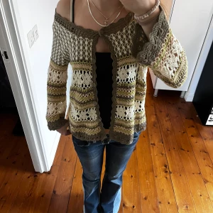 Bohemisk virkad kofta från Indiska - Bekväm tröja och L i storlek men passar till S eller SX
