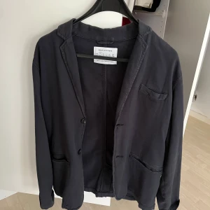 Mörk blå blazer från Urban outfitters  - Sparsamt använd mörkgrå blazer från Urban outfitters