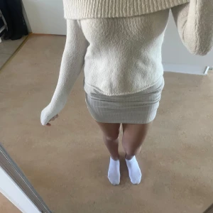 Vit stickad offshoulder - Säljer en vit stickad med offshoulder och lång ärm. Tröjan har en tight passform som framhäver figuren. Perfekt för dig som gillar en mysig men ändå stilren look.