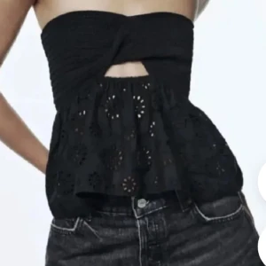 Söt bandeau topp - Sjukt vacker topp perfekt till sommaren, säljs pga för liten för mig. Stretchigt material och sitter på plats. En defekt tillkommer vid ”armhålan” men inget som syns. Hör av dig vid intresse eller frågor💗 Nypris är 379.95