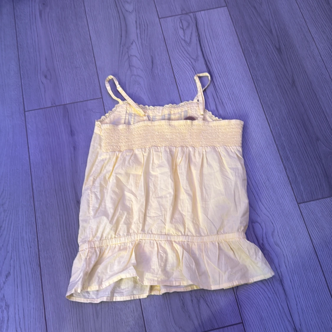 Gul linnetopp med spetsdetaljer från Lindex - 1