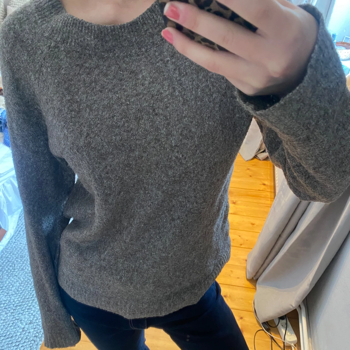 Grå stickad tröja med rund hals - 2