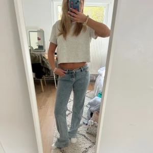 Lågmidjade jeans - Raka lågmidjade jeans såå snygga och aldrig använda!!! Är 172/3 för referens