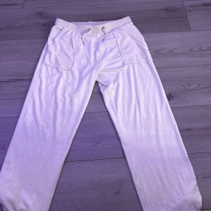 Vita/ljus gula juciy byxor  - Säljer mina juciy byxor då dom inte kommer till användning. Har använt dom 1 gång och dom är i bra skick. En liten fläck ibak precis under fickan men går enkelt att få bort. I storlek 160/15-16år men är uppsydda så dom passar mig som är 158cm lång. Ganska breda ben, som jag tycker är fint! 