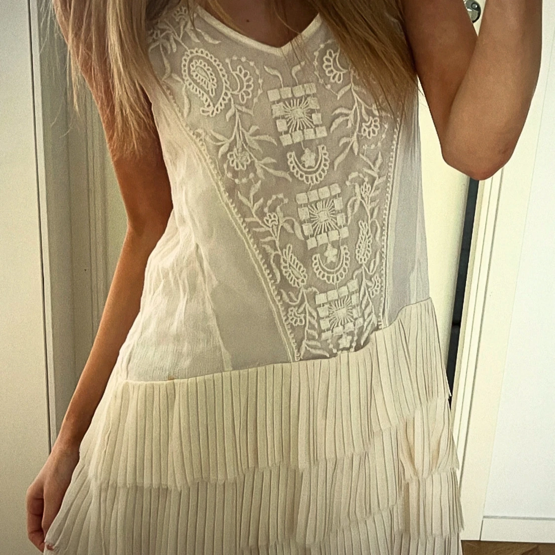 Vit klänning med spets och plisserad kjol - 1