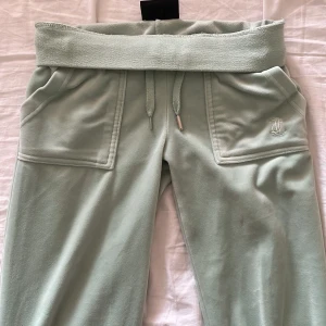 Mintgröna juicy couture byxor  - Snygga mintgröna juicy couture byxor jätte fina men en knapp är tyvärr av men annars jättefina 
