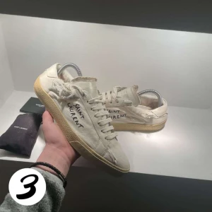 Saint Laurent  - Tja! Såljer dessa tvär feta Saint Laurent med slitningar. Dem är i bra skick och jävigt feta. Storlek 42,5 men passar större. Nypris: 7000❌ Vårt pris: 2699✅Hör av er vid frågor eller intresse./3wardrobe📌