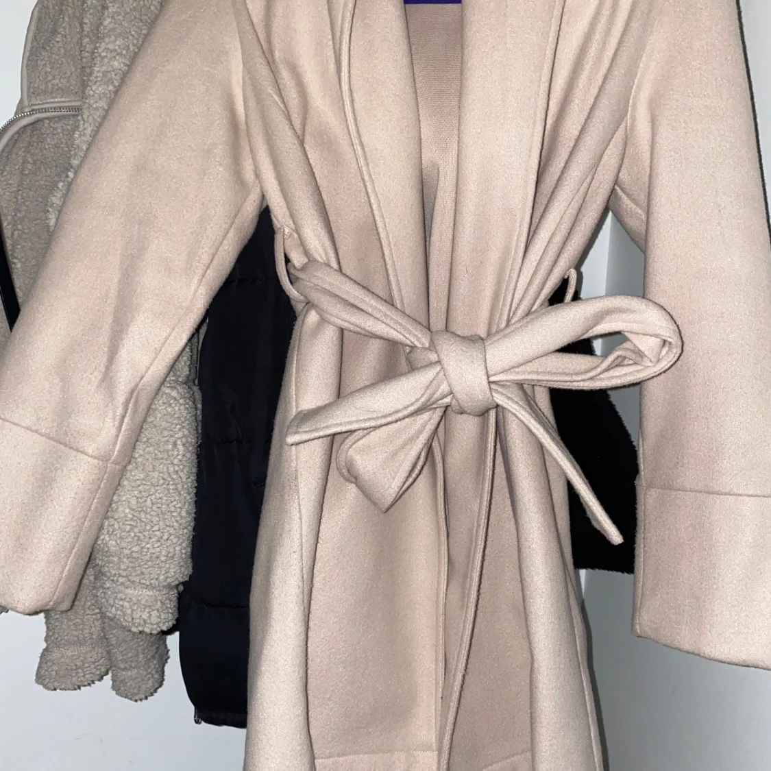 Beige kappa med bälte - 1