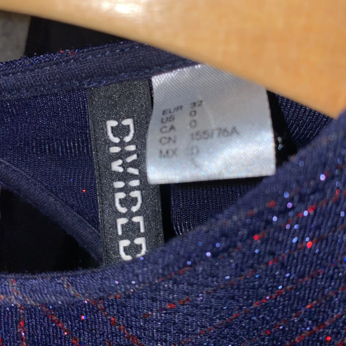 Mörkblå glittrig långklänning med öppen rygg - 4