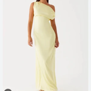 Ljusgul långklänning med oneshoulder - Säljer denna eleganta balklänningen ifrån peppermayo. Den är sprillans ny och jag säljer för att den inte passade mig. Köpte för 1500 