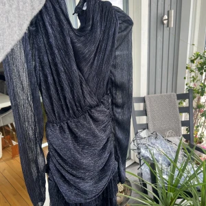 ”Going out” dress navy MeetMeThere - Säljer en navy glittrig klänning från Meet Me There i storlek S/M. Klänningen har glittrigt tyg, draperade detaljer och lång ärm. Perfekt för dig som vill sticka ut🥂 Skickas i nyskick. (Klänningen går inte längre att få tag på hos dem)