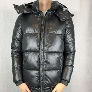 Vinterjacka alessandro zavetti - Fin vinterjacka från alessandro zavetti i toppskick! Modellen på bilden är 183. Skriv gärna vid frågor 