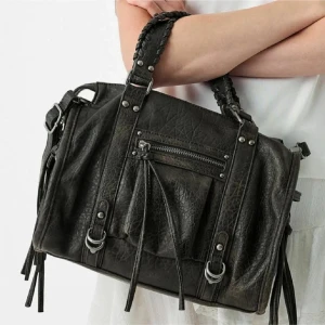 Väska från bershka  - Bra skick!! Tyvärr är det långa bandet borta. 