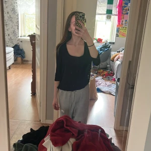 Tröja med halvöppen rygg - Säljer denna då den är förstor och jag fick den av min kusin. Den halvöppna ryggen är det med tunna trådar format som dödskallar den har en liten ficka fram, och halvlånga armar 