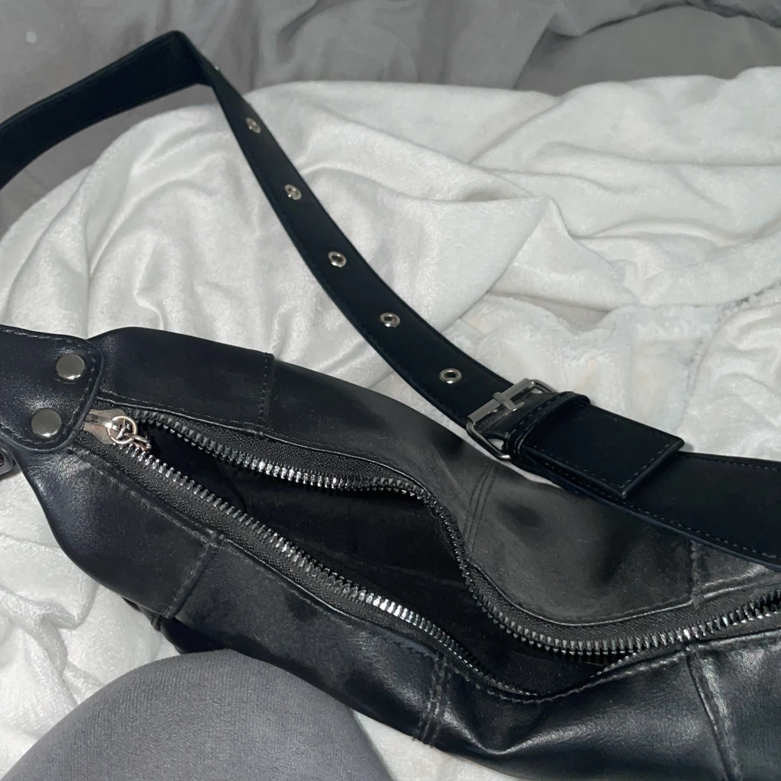 Svart axelväska i skinnimitation - 2