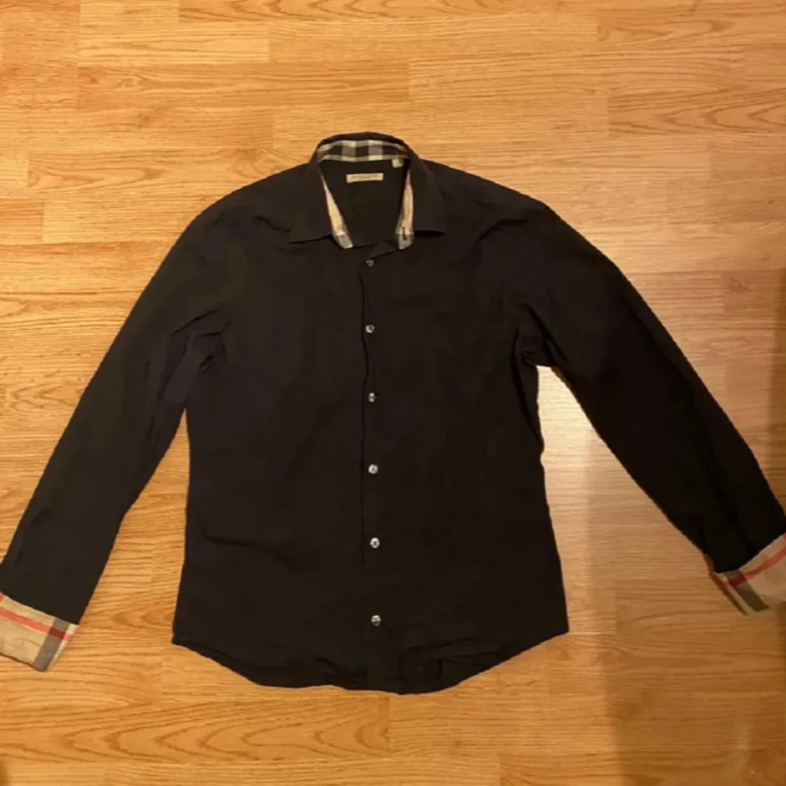 Svart skjorta från Burberry Brit med rutiga detaljer