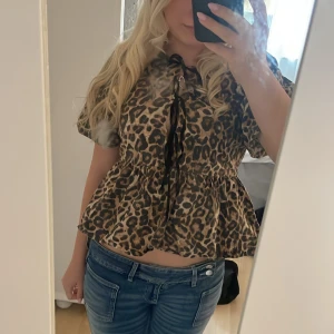 Leopardmönstrad blus❤️ - Leopardmönstrad blus från Nelly 💕 Storlek 34 så motsvarar XS/S! Bra skick utan synliga defekter